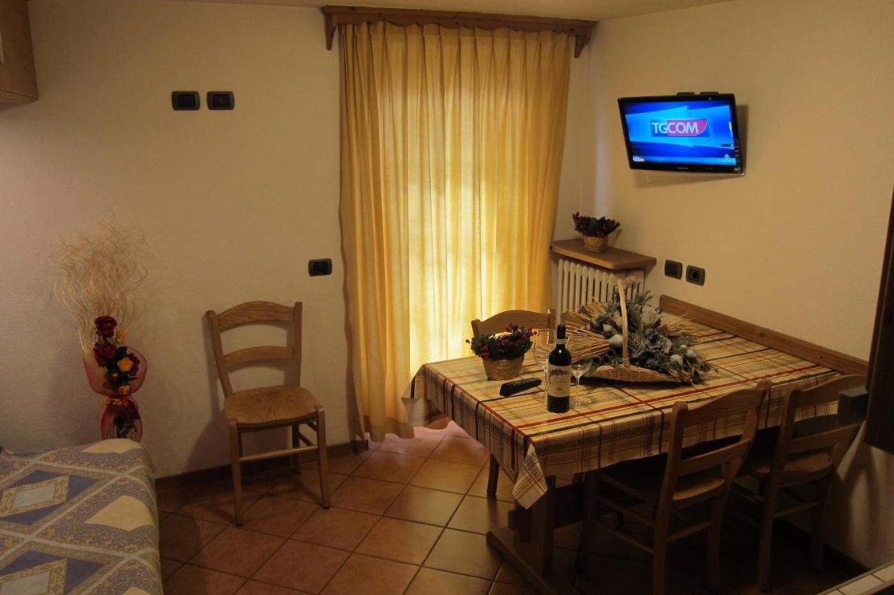 Chalet Del Sole Per Gruppi Livigno Phòng bức ảnh